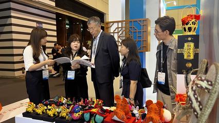 游戏人物'秀'牛肉面技艺 在香港邂逅甘肃非遗文化传媒活动